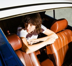 Η Courtney Barnett επιστρέφει με νέα μουσική