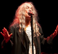 Η Patti Smith στην Αθήνα για μια συναυλία 