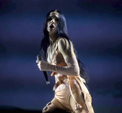 Νέος δίσκος και single για την Poppy 