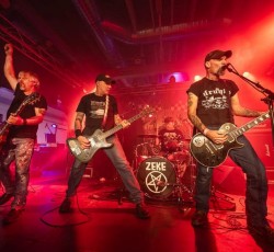 Οι Zeke στην Αθήνα για μια συναυλία 