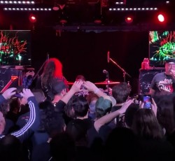 Jello Biafra και Cavalera παίζουν ζωντανά το "Nazi Punks F**k Off"