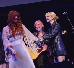 Florence Welch και Hayley Williams διασκευάζουν Judee Still 