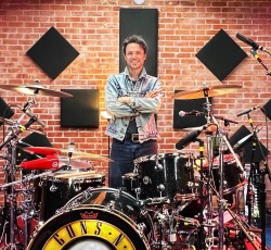 Νέος ντράμερ των Guns N' Roses ο Isaac Carpenter