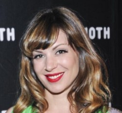 Η σύζυγος του μπασίστα των Weezer πυροβολήθηκε από αστυνομικούς