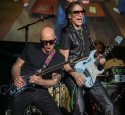 Satriani και Vai ανακοινώνουν την πλήρη σύνθεση των Satchvai Band