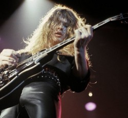 Έφυγε από τη ζωή ο σπουδαίος κιθαρίστας John Sykes 