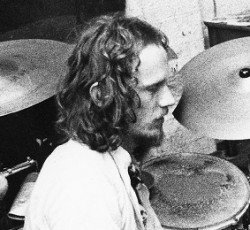 Ο Bill Bruford αποχαιρετά τον Jamie Muir 