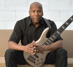 Ο Nathan East έπαιξε μπάσο σε δίσκο των Judas Priest