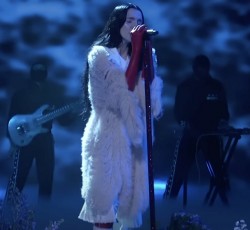 Δείτε την εμφάνιση της Poppy στην εκπομπή του Jimmy Kimmel