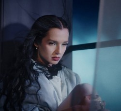 Η Poppy κυκλοφόρησε το "Unravel"
