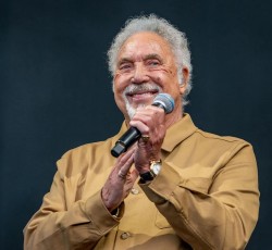 O Tom Jones έρχεται για πρώτη φορά στην Αθήνα 
