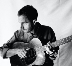 O Tom Smith των Editors ζωντανά στη Θεσσαλονίκη 