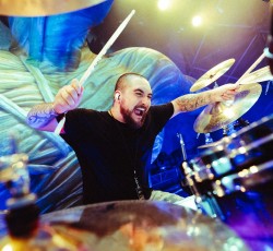 O Greyson Nekrutman αντικαθιστά τον Alex Bent στους Trivium 