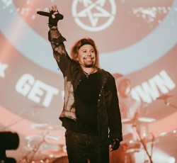 Σε δυστύχημα ενεπλάκη αεροσκάφος του Vince Neil 