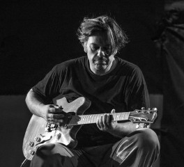 Ακούστε το "Μουσική Από Την Σπασμένη Φλέβα" του Μπάμπη Παπαδόπουλου