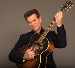 Το Release Athens παρουσιάζει τον Chris Isaak στο Δημοτικό Θέατρο Λυκαβηττού