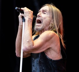 O Iggy Pop παίζει ζωντανά το "Punkrocker" για πρώτη φορά