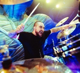 O Greyson Nekrutman αντικαθιστά τον Alex Bent στους Trivium