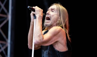 O Iggy Pop παίζει ζωντανά το "Punkrocker" για πρώτη φορά
