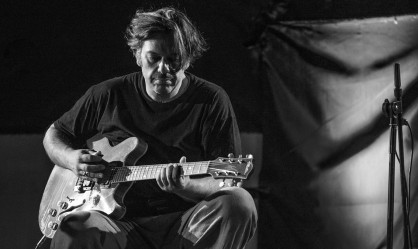 Ακούστε το "Μουσική Από Την Σπασμένη Φλέβα" του Μπάμπη Παπαδόπουλου