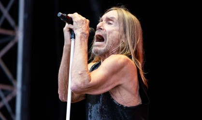 O Iggy Pop παίζει ζωντανά το "Punkrocker" για πρώτη φορά