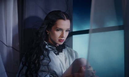 Η Poppy κυκλοφόρησε το "Unravel"