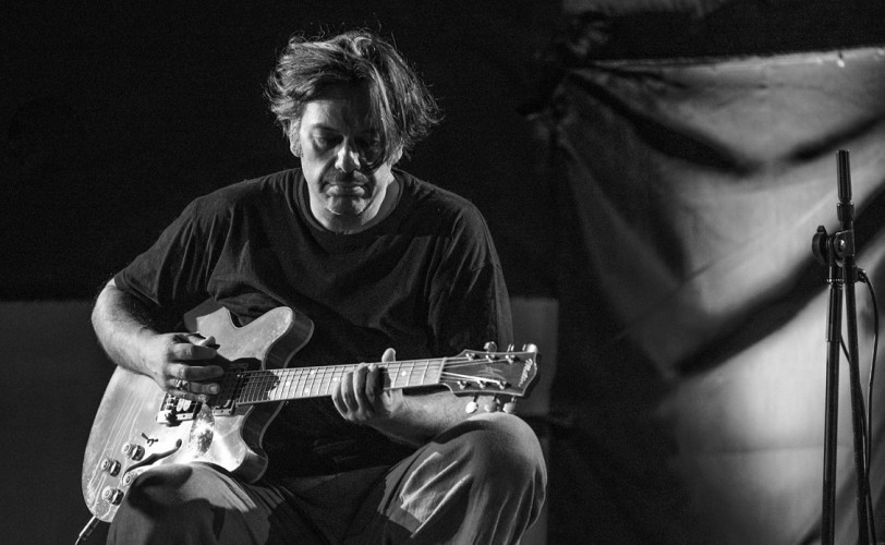 Ακούστε το "Μουσική Από Την Σπασμένη Φλέβα" του Μπάμπη Παπαδόπουλου