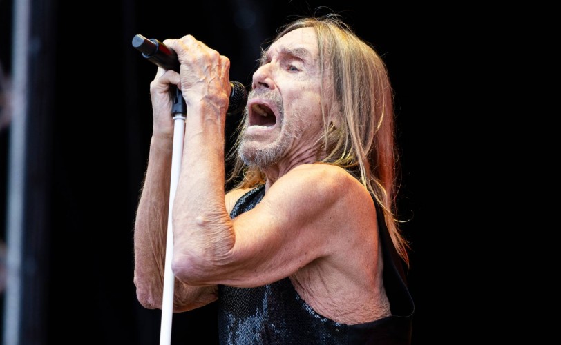 O Iggy Pop παίζει ζωντανά το "Punkrocker" για πρώτη φορά