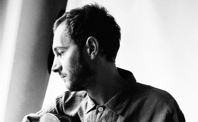 O Tom Smith των Editors ζωντανά και στην Αθήνα