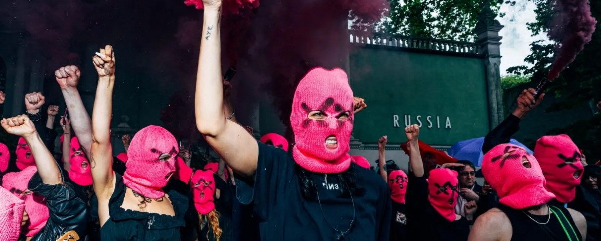 Ακούστε τη σύμπραξη Pussy Riot και Avenged Sevenfold