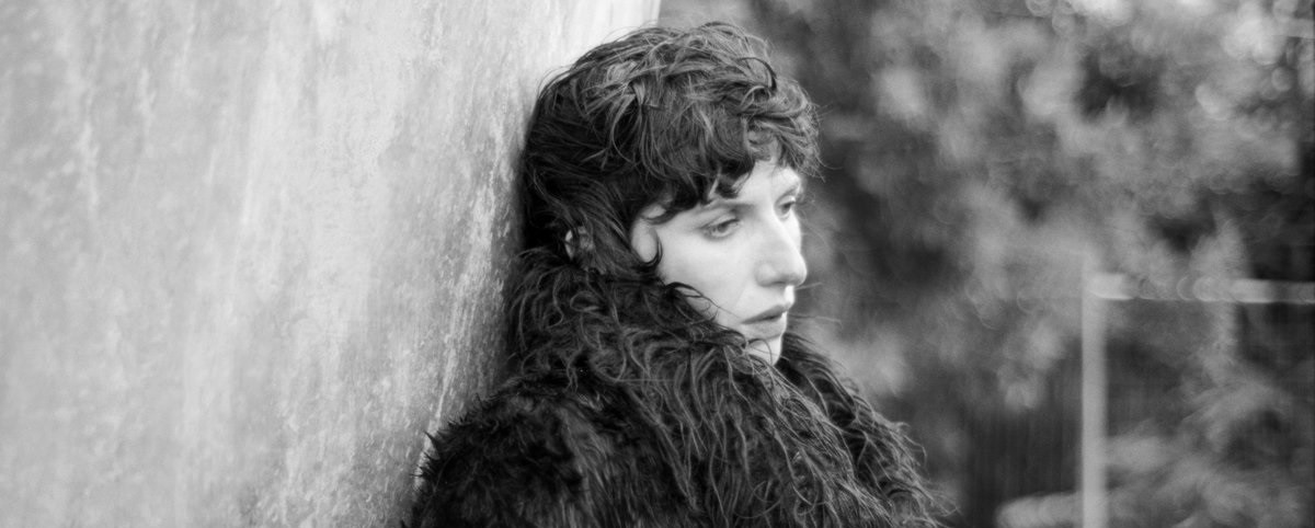 H Aldous Harding ανακοίνωσε το "Train On The Island"