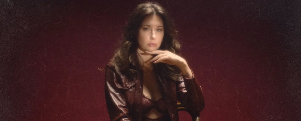 H Lera Lynn καταφθάνει στη σκηνή του Black Temple
