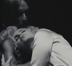 H Anna Calvi ανακοίνωσε την κυκλοφορία του "Is All There Is?" 