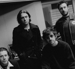 Οι Arctic Monkeys επιστρέφουν με νέο single έπειτα από τέσσερα χρόνια 