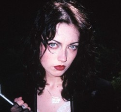 Η Violet Grohl ανακοίνωσε το ντεμπούτο της 