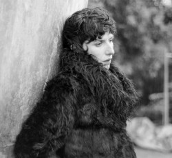 H Aldous Harding ανακοίνωσε το "Train On The Island" 