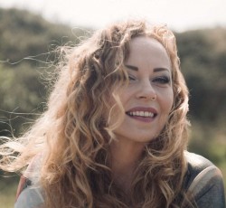 Νέο EP και τραγούδι από την Anneke Van Giersbergen 