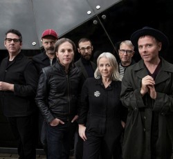 Οι Belle & Sebastian παρουσιάζουν ζωντανά το εμβληματικό "If You're Feeling Sinister" 