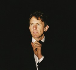 O Buck Meek ανακοίνωσε το "The Mirror" 