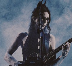 Η Chelsea Wolfe και ο Joe Duplantier των Gojira μαζί στη σκηνή 