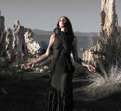 Η νέα εποχή της Chelsea Wolfe εγκαινιάζεται με το "The Dark" 