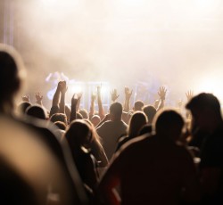 Πώς να πας σε metal συναυλία μόνος σου (και να περάσεις super) 