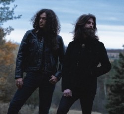 Οι Crown Lands αποκαλύπτουν το "Through The Looking Glass" 