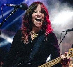 Έφυγε από τη ζωή η Jennifer Finch των L7 