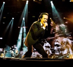 O Nick Cave ξεκίνησε την ευρωπαϊκή περιοδεία με διθυράμβους και καταφθάνει στο Release Athens 