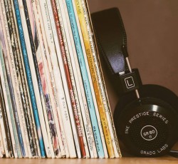 Γιατί τα album reviews παραμένουν απαραίτητα στην εποχή του streaming 