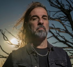 Ο Sakis Tolis κυκλοφορεί το "Echoes From The Void" 