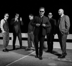 The Last International Playboys και Jon Voyager Band ζωντανά στο HolyWood Stage 