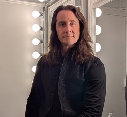 Εκτός Riot V o Todd Michael Hall 