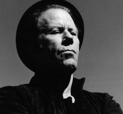 Ο Tom Waits αποκάλυψε το "The Fly" 